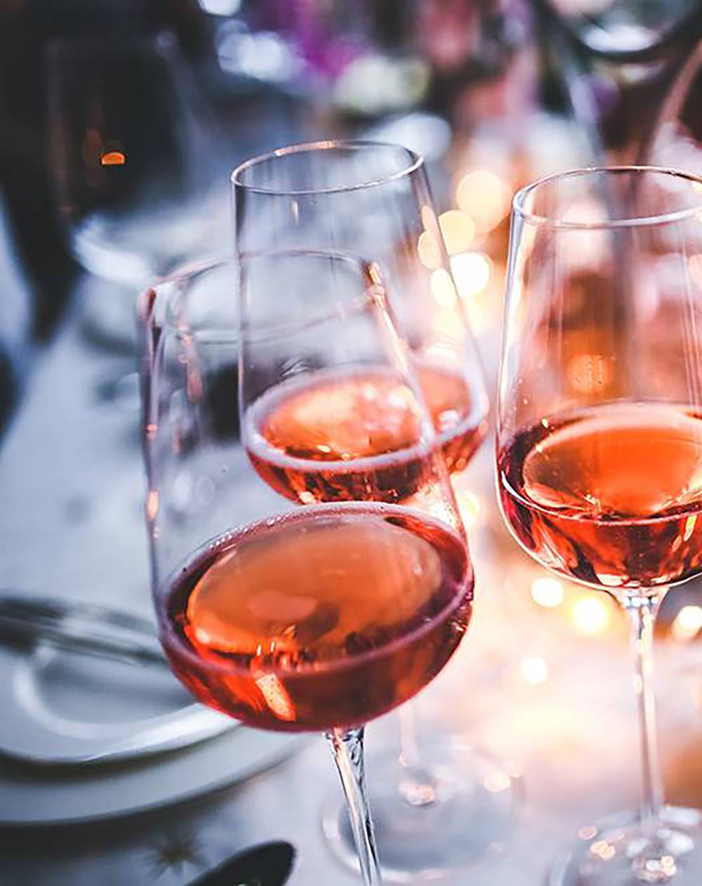 Rosé is een niet-moeilijk-doen-wijn, behoort tot de categorie zomerdrank, smaakt het lekkerst op het terras, op het strand of bij de buurvrouw in de tuin; het doet me altijd denken aan lange tafels en tot laat vertoeven op een terras, heerlijk genietend…