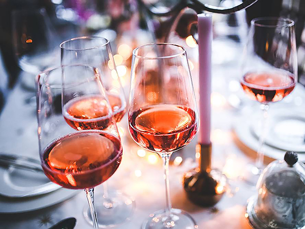 De beste roséwijnen, waaronder ook TOOS, komen uit de Provence. Deze prachtige en schilderachtige streek, met golvende heuvels vol bloemen en kruiden, is de grootste roséproducerende wijnregio van Frankrijk. De regio levert mooie, droge rosés van verschillende blauwe druivenrassen waaronder  Grenache, Cinsault en Syrah.
